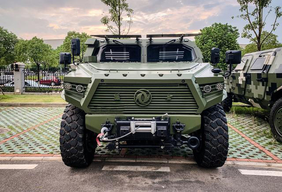 চীন বুলেটপ্রুফ কাস্টম অফ রোড সামরিক যান 6x6 300hp যুদ্ধক্ষেত্র সরঞ্জাম রক্ষা করে